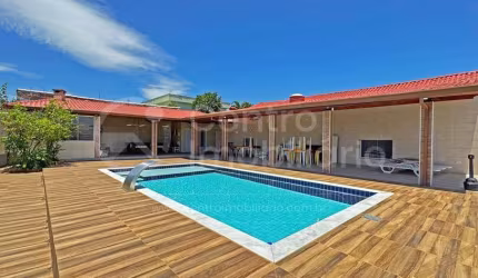 CASA à venda com piscina e 3 quartos em Peruíbe, no bairro Jardim Peruibe