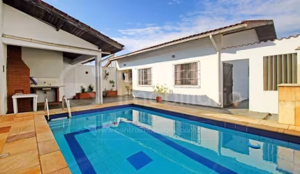 CASA à venda com piscina e 3 quartos em Peruíbe, no bairro Jardim Três Marias