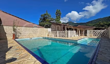 CASA à venda com piscina e 3 quartos em Peruíbe, no bairro Quinta do Guarau