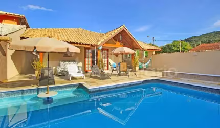 CASA à venda com piscina e 3 quartos em Peruíbe, no bairro Guarau