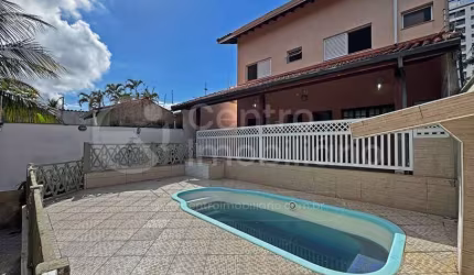 CASA à venda com piscina e 4 quartos em Peruíbe, no bairro Centro