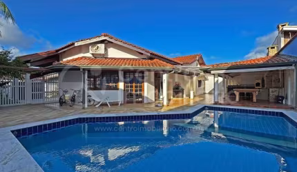 CASA à venda com piscina e 3 quartos em Peruíbe, no bairro Jardim Imperador