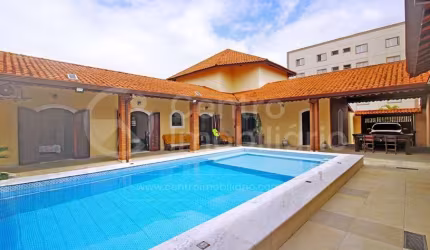 CASA à venda com piscina e 4 quartos em Peruíbe, no bairro Jardim Três Marias