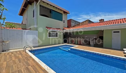 CASA à venda com piscina e 4 quartos em Peruíbe, no bairro Balneario Sao Joao Batista
