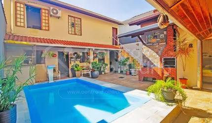 CASA à venda com piscina e 2 quartos em Peruíbe, no bairro Centro