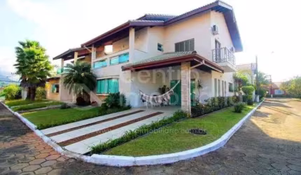 CASA à venda com piscina e 4 quartos em Peruíbe, no bairro Balneario Sambura