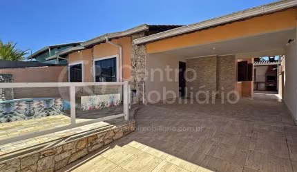 CASA à venda com piscina e 3 quartos em Peruíbe, no bairro Parque Turistico