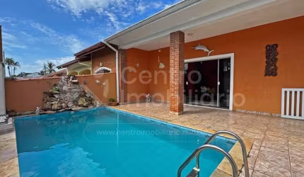 CASA à venda com piscina e 3 quartos em Peruíbe, no bairro Parque Balneario Oasis