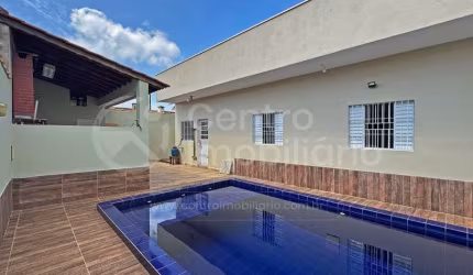 CASA à venda com piscina e 3 quartos em Peruíbe, no bairro Jardim Mar E Sol