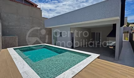 CASA à venda com piscina e 3 quartos em Peruíbe, no bairro Maria H Novaes