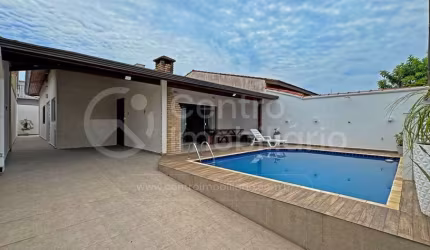 CASA à venda com piscina e 3 quartos em Peruíbe, no bairro Parque Balneario Oasis