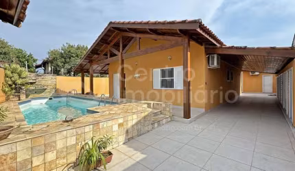 CASA à venda com piscina e 2 quartos em Peruíbe, no bairro Balneario Florida