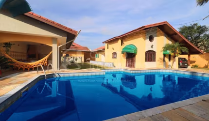 CASA à venda com piscina e 2 quartos em Peruíbe, no bairro Centro