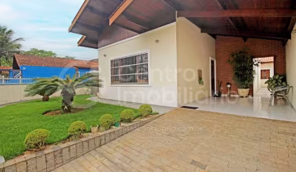 CASA à venda com 3 quartos em Peruíbe, no bairro Centro