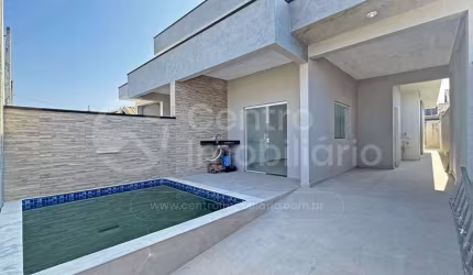CASA à venda com piscina e 3 quartos em Peruíbe, no bairro Flora Rica