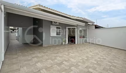 CASA à venda com piscina e 3 quartos em Peruíbe, no bairro Jardim Icaraiba