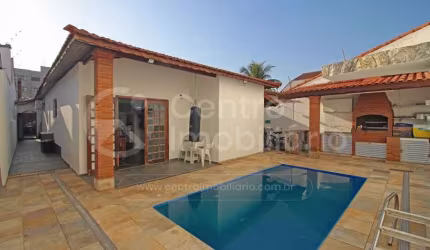 CASA à venda com piscina e 3 quartos em Peruíbe, no bairro Jardim Ribamar