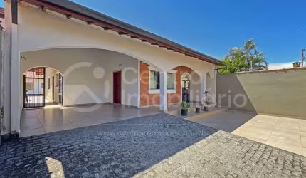 CASA à venda com 3 quartos em Peruíbe, no bairro Centro