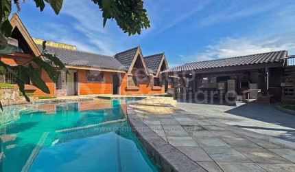 CASA à venda com piscina e 4 quartos em Peruíbe, no bairro Jardim Três Marias