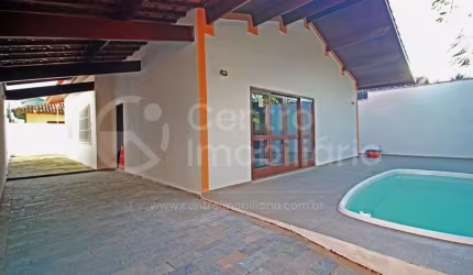 CASA à venda com piscina e 3 quartos em Peruíbe, no bairro Parque Turistico