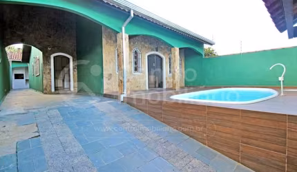 CASA à venda com piscina e 4 quartos em Peruíbe, no bairro Belmira Novaes
