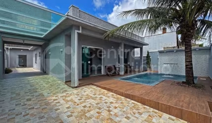CASA à venda com piscina e 3 quartos em Peruíbe, no bairro Balneario Arpoador