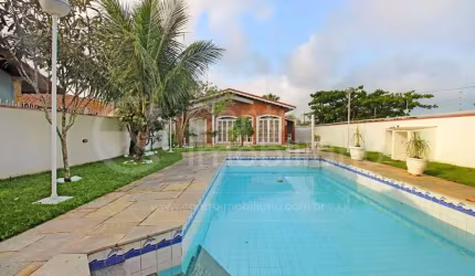 CASA à venda com piscina e 3 quartos em Peruíbe, no bairro Parque Balneario Oasis