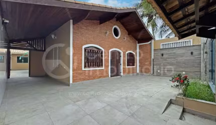 CASA à venda com 3 quartos em Peruíbe, no bairro Jardim Marcia