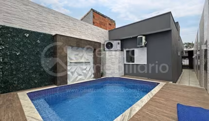 CASA à venda com piscina e 2 quartos em Peruíbe, no bairro Balneario Josedy