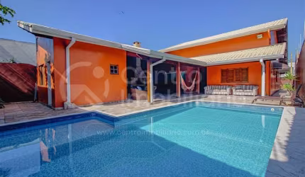 CASA à venda com piscina e 3 quartos em Peruíbe, no bairro Estancia Balnearia Convento Velho