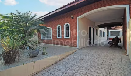 CASA à venda com piscina e 3 quartos em Peruíbe, no bairro Balneário Casa Blanca