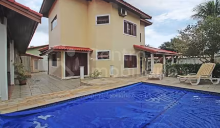 CASA à venda com piscina e 4 quartos em Peruíbe, no bairro Parque Balneario Oasis