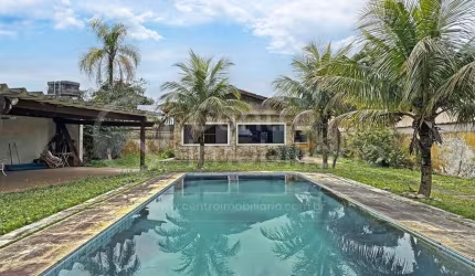 CASA à venda com piscina e 3 quartos em Peruíbe, no bairro Centro
