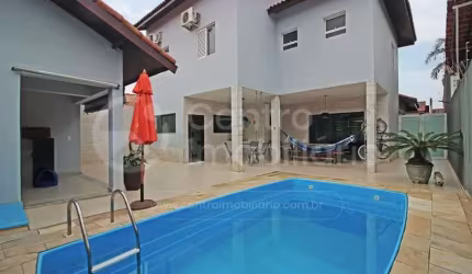CASA à venda com piscina e 3 quartos em Peruíbe, no bairro Balneario Arpoador