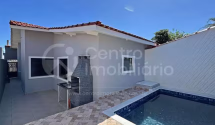 CASA à venda com piscina e 2 quartos em Peruíbe, no bairro Balneario Arpoador