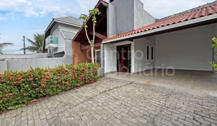 CASA à venda com 3 quartos em Peruíbe, no bairro Parque Balneario Oasis