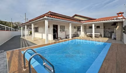 CASA à venda com piscina e 2 quartos em Peruíbe, no bairro Balneário Casa Blanca