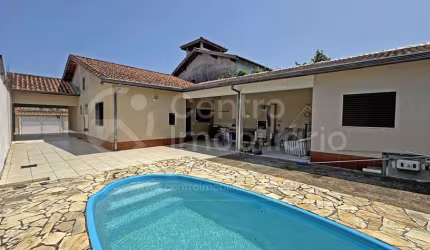 CASA à venda com piscina e 2 quartos em Peruíbe, no bairro Jardim Beira Mar