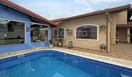 CASA à venda com piscina e 4 quartos em Peruíbe, no bairro Belmira Novaes