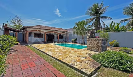 CASA à venda com piscina e 3 quartos em Peruíbe, no bairro Parque Balneario Oasis