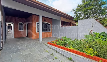CASA à venda com 2 quartos em Peruíbe, no bairro Balneario Arpoador