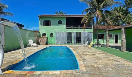 CASA à venda com piscina e 2 quartos em Peruíbe, no bairro Jardim Beira Mar