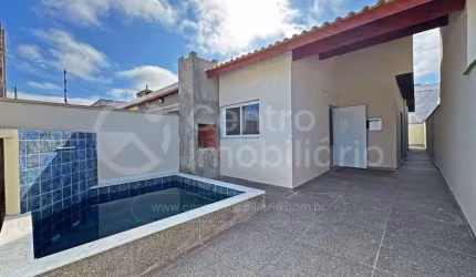 CASA à venda com piscina e 3 quartos em Peruíbe, no bairro Flora Rica