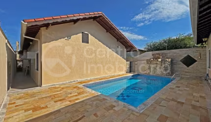 CASA à venda com piscina e 3 quartos em Peruíbe, no bairro Jardim Ribamar