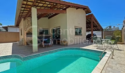 CASA à venda com piscina e 3 quartos em Peruíbe, no bairro Jardim Beira Mar