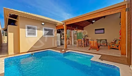 CASA à venda com piscina e 3 quartos em Peruíbe, no bairro Balneario Barra de Jangada
