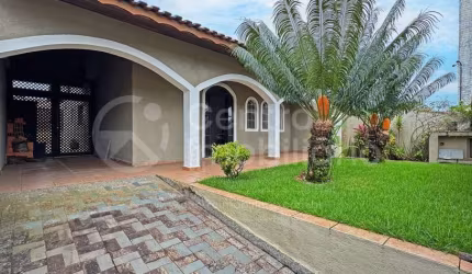 CASA à venda com piscina e 3 quartos em Peruíbe, no bairro Parque Balneario Oasis