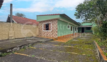 CASA à venda com 2 quartos em Peruíbe, no bairro Belmira Novaes