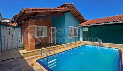 CASA à venda com piscina e 3 quartos em Peruíbe, no bairro Centro