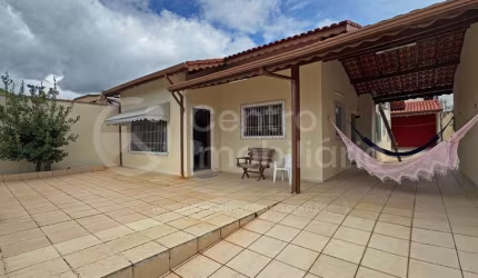 CASA à venda com 3 quartos em Peruíbe, no bairro Balneario Arpoador